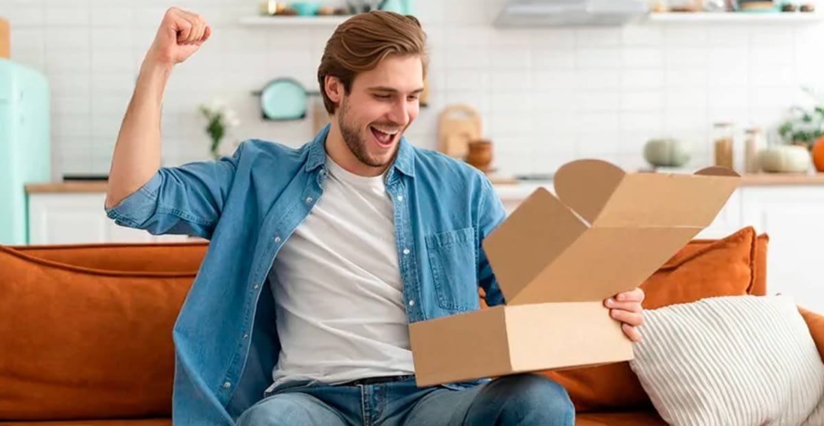 hombre feliz recibiendo paquete compra online